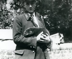 Le gardien Leslie Martin Flewin berce un bébé loutre dans ses bras au zoo de Londres, juin 1922